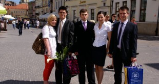 Studenci Wyższej Szkoły Zarządzania i Administracji w Zamościu, laureaci konkursu Studencki Nobel zaraz po gali regionalnej (10 maja, Lublin). Drugi od lewej - Paweł Kalinowski, najlepszy student województwa lubelskiego, zajął pierwsze miejsce w konkursie Studencki Nobel. Paweł kończy studia II stopnia na kierunku fizjoterapia. Pozostali – Sylwia Juszczak (ekonomia), Michał Grelak (budownictwo), Katarzyna Miska (pedagogika) i Mateusz Pelc (fizjoterapia).