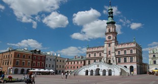 800px-Ratusz_Zamosc